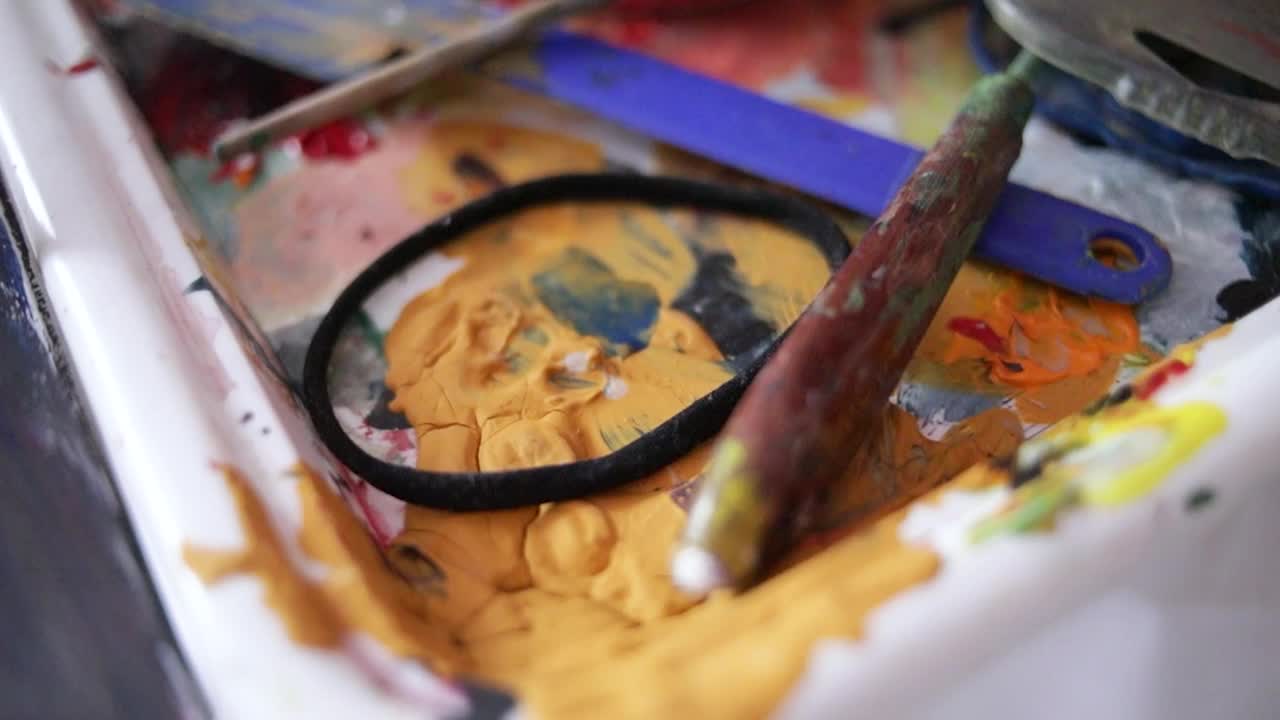 视频绘画用具-刷子和颜料视频素材