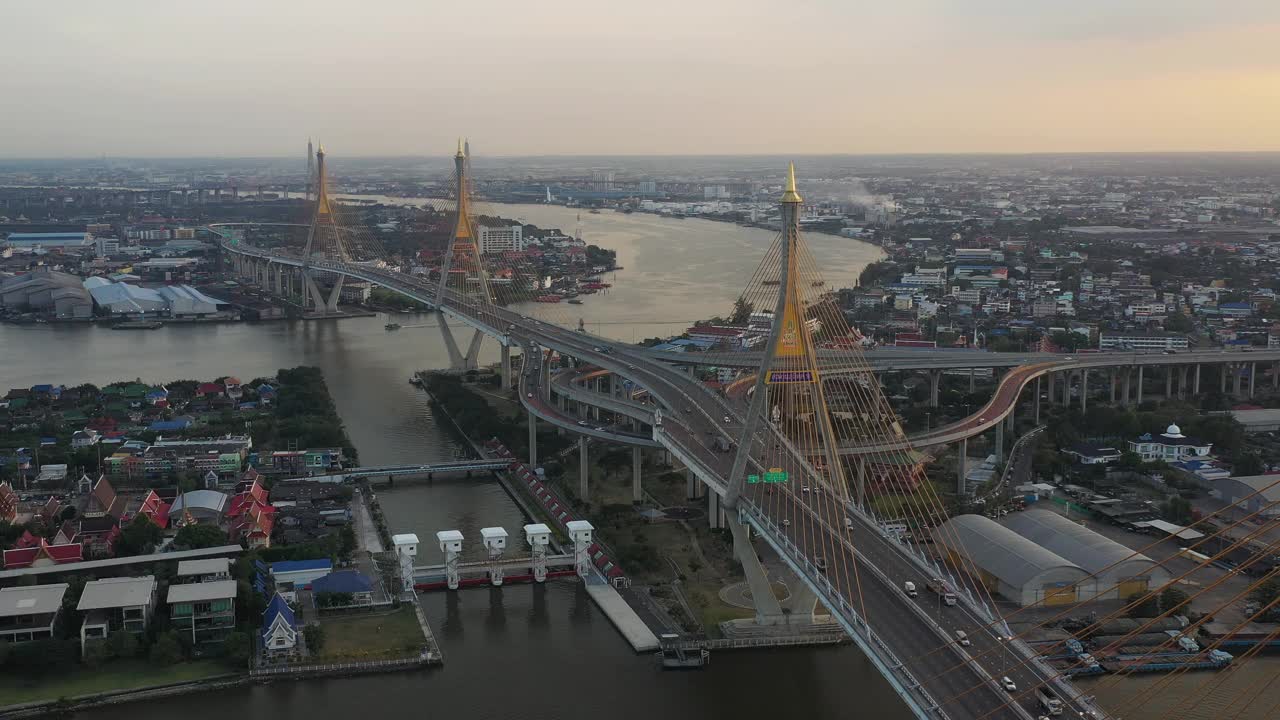 普密蓬大桥日落时的鸟瞰图视频素材