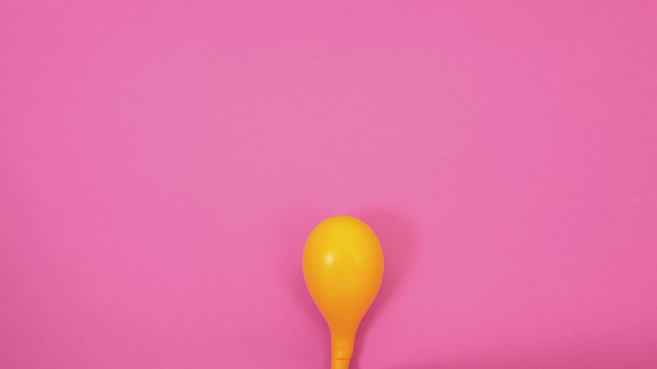 在粉红色背景上给气球充气视频下载