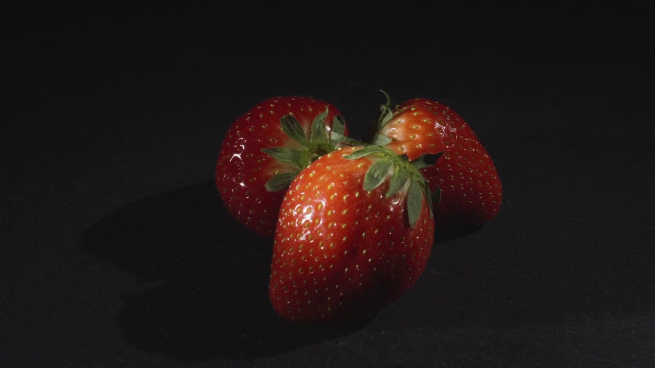 草莓在深色表面上悬浮视频下载