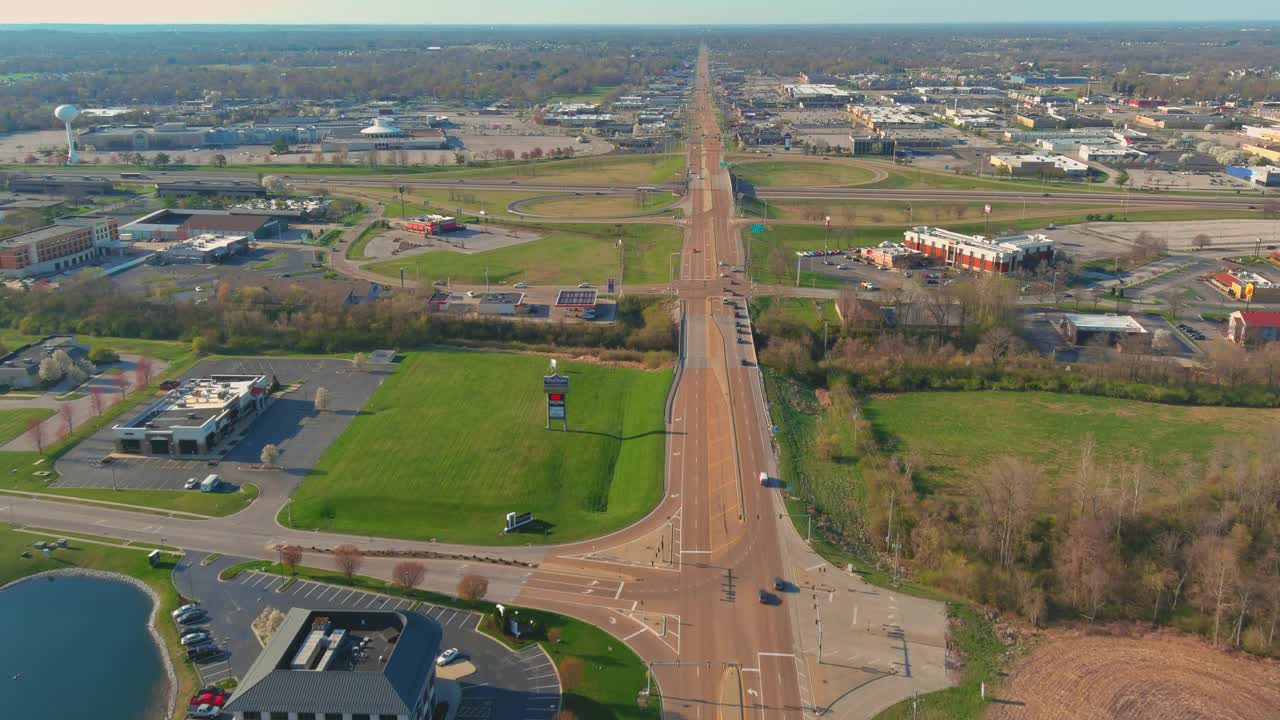 高空无人机俯瞰高速公路，交叉公路上的州际公路带你在美国伊利诺斯州的美景高地快速运输高速公路视频下载