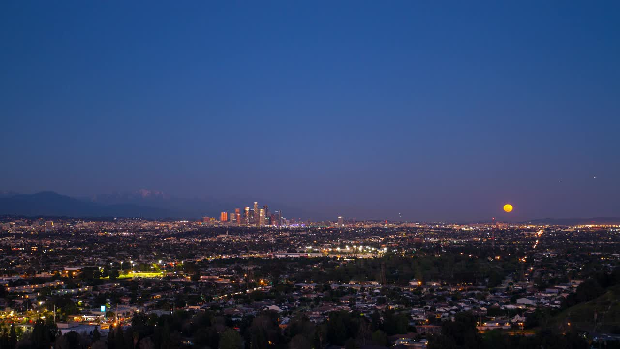 在晴朗的天空下，月亮向上移动的城市-洛杉矶，加利福尼亚，延时拍摄视频下载