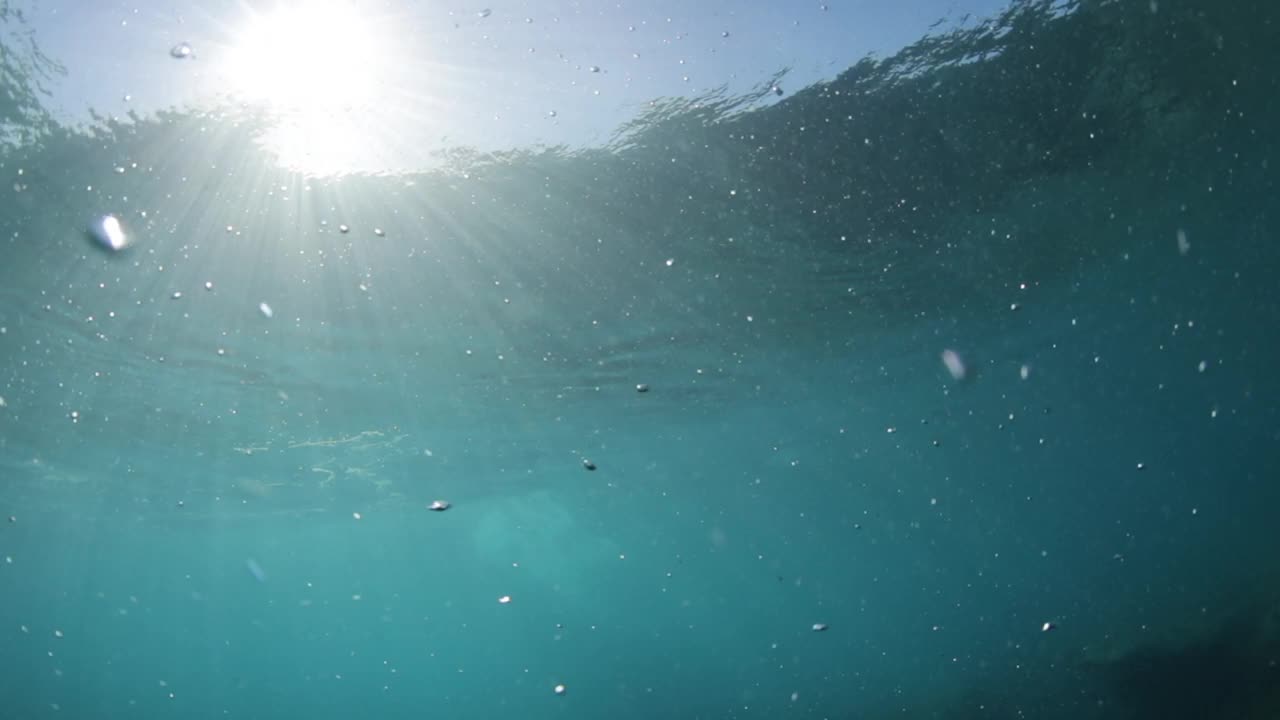 近距离拍摄的冲浪者冲浪在海上，水泡沫溅在水下-瓦胡岛，夏威夷视频下载