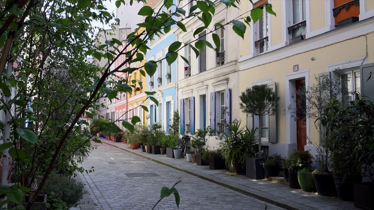 巴黎大街上五颜六色的房子视频素材