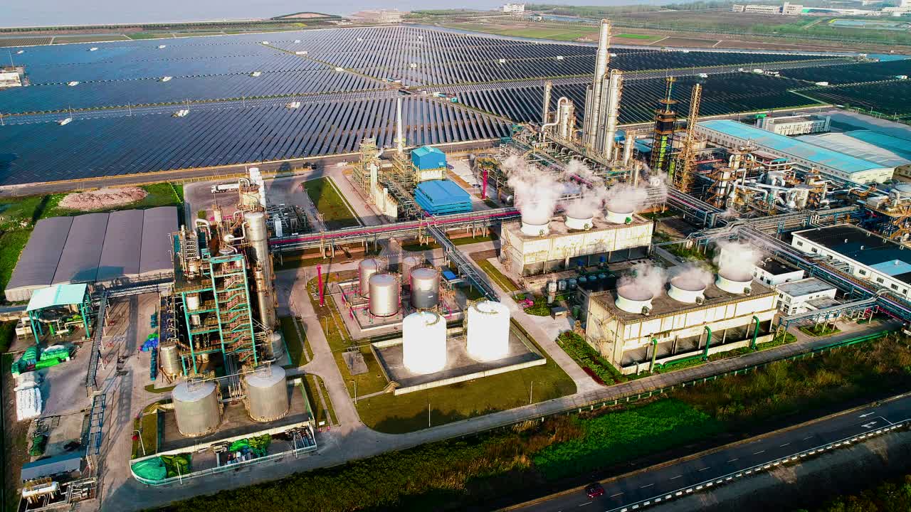 拥有大型太阳能发电厂的现代化化工厂。净零或碳中和概念照片视频下载