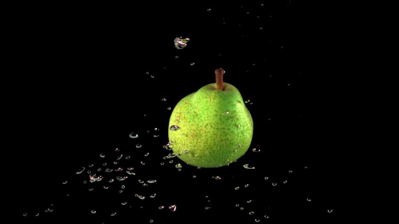 超级慢镜头是一个带气泡的绿色梨在水下。用高速摄像机以每秒1000帧的速度拍摄。视频下载