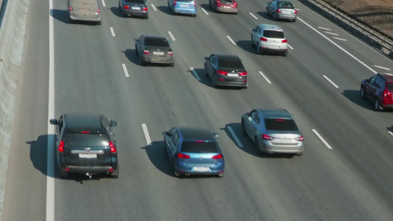 汽车在高速公路上行驶。从桥上俯瞰。视频下载