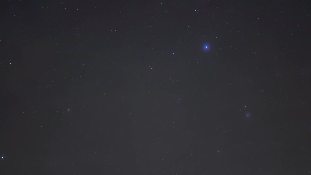 北卡罗莱纳州天空中部分多云的夜晚星星的时间间隔视频下载