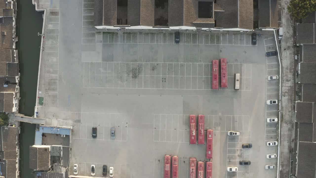 城市室外停车场鸟瞰图视频下载