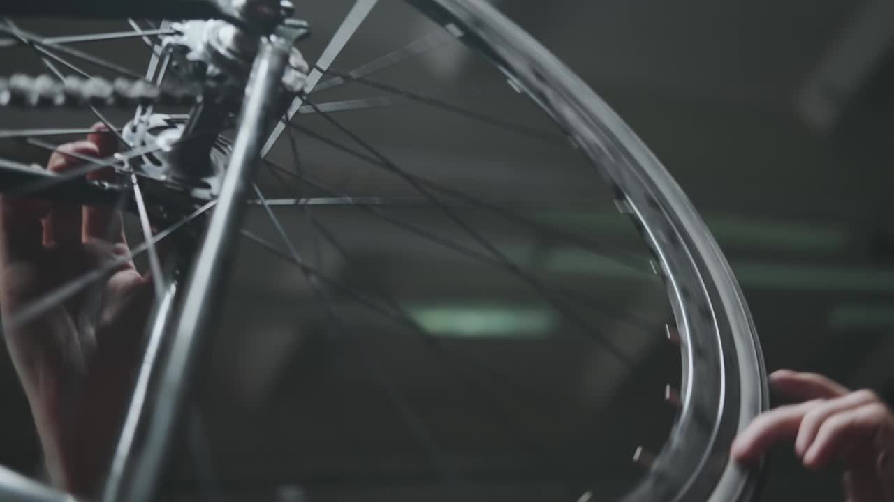 自行车修理工仔细检查轮子，转动它。视频下载