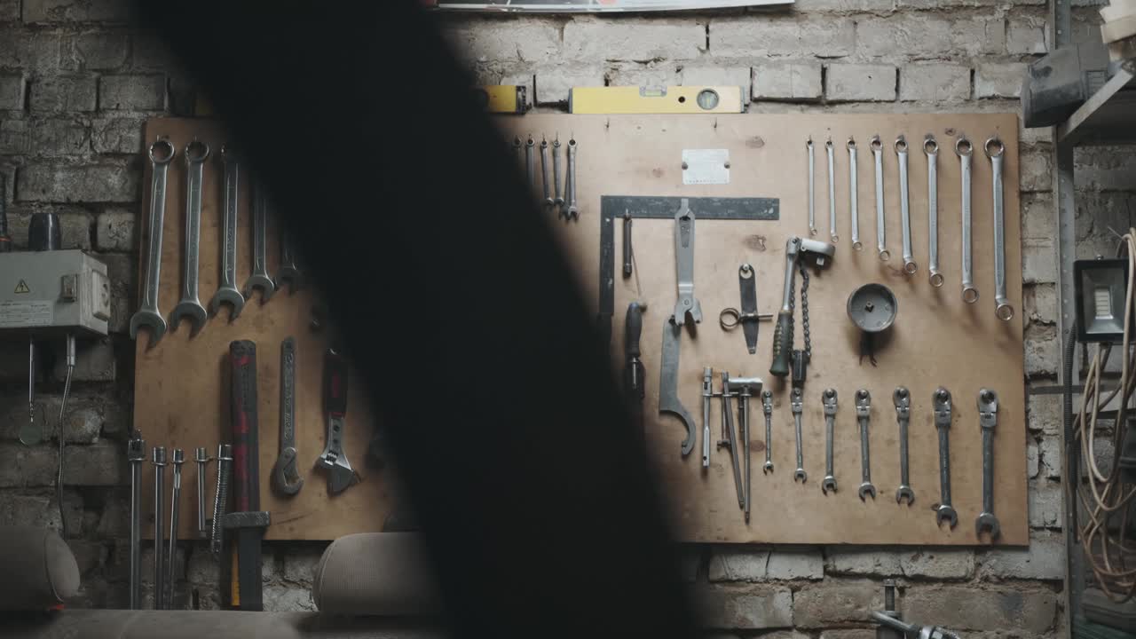 服务中心:工程师或机械师拿着工具接近墙壁，拿着钥匙进行修理。视频下载