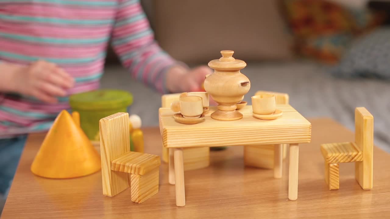 桌子上的特写木制玩具。小桌子和椅子，物品在桌子上。视频下载