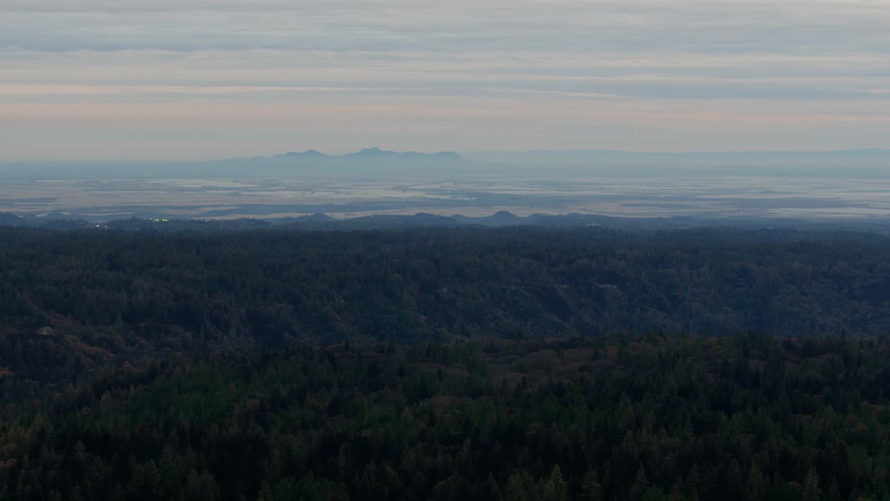 空中黄昏视图茂密的森林天堂加利福尼亚美国视频下载