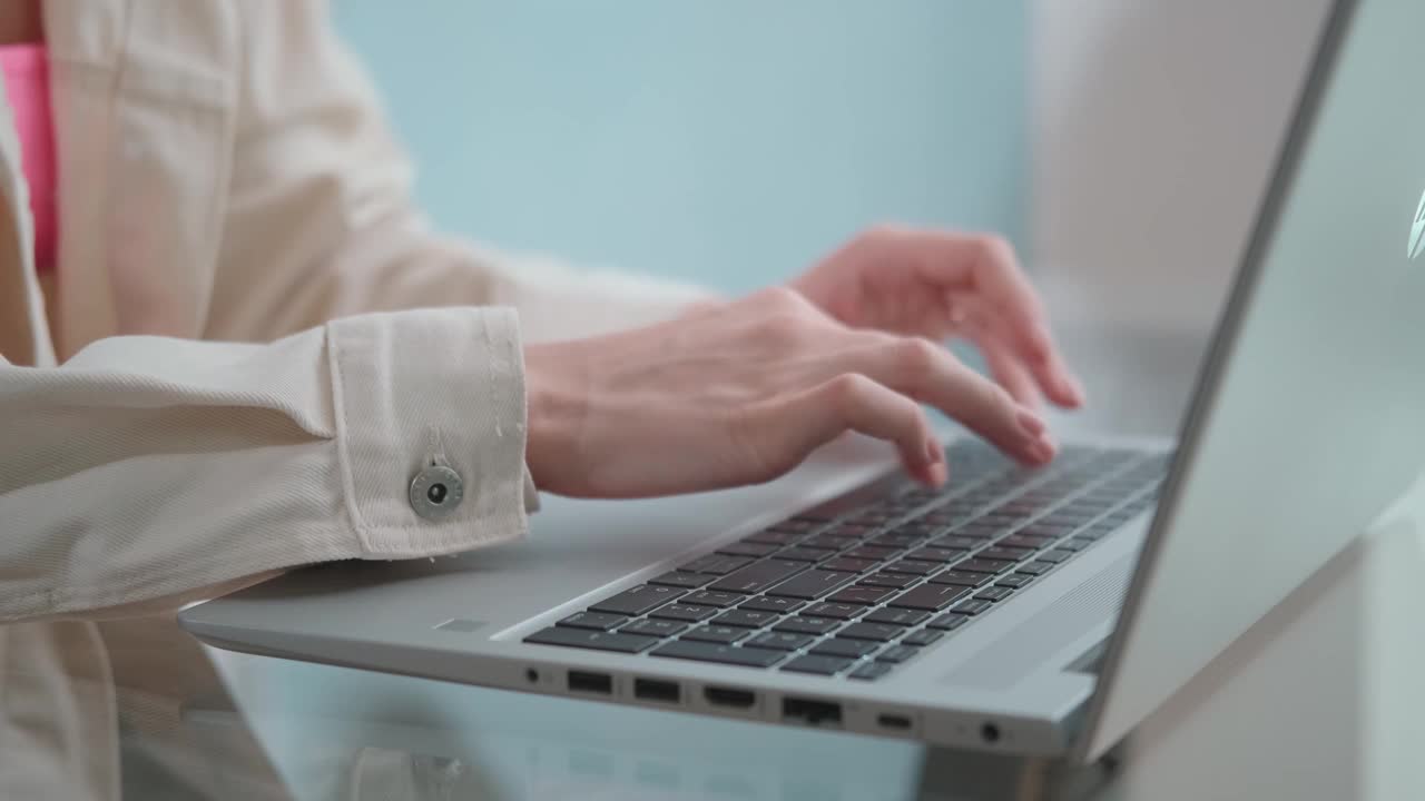 女性用手在笔记本键盘上打字学习在线技术视频下载
