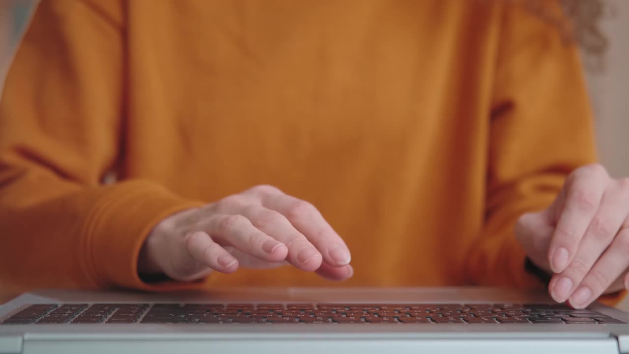 女性博主自由职业者工作在笔记本电脑，录音和使用键盘。视频下载
