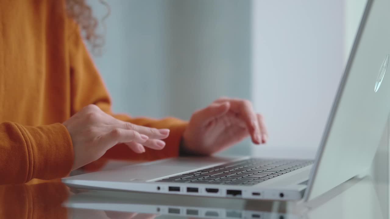 女性的手商务女性打字在笔记本电脑上，关闭侧视图视频下载