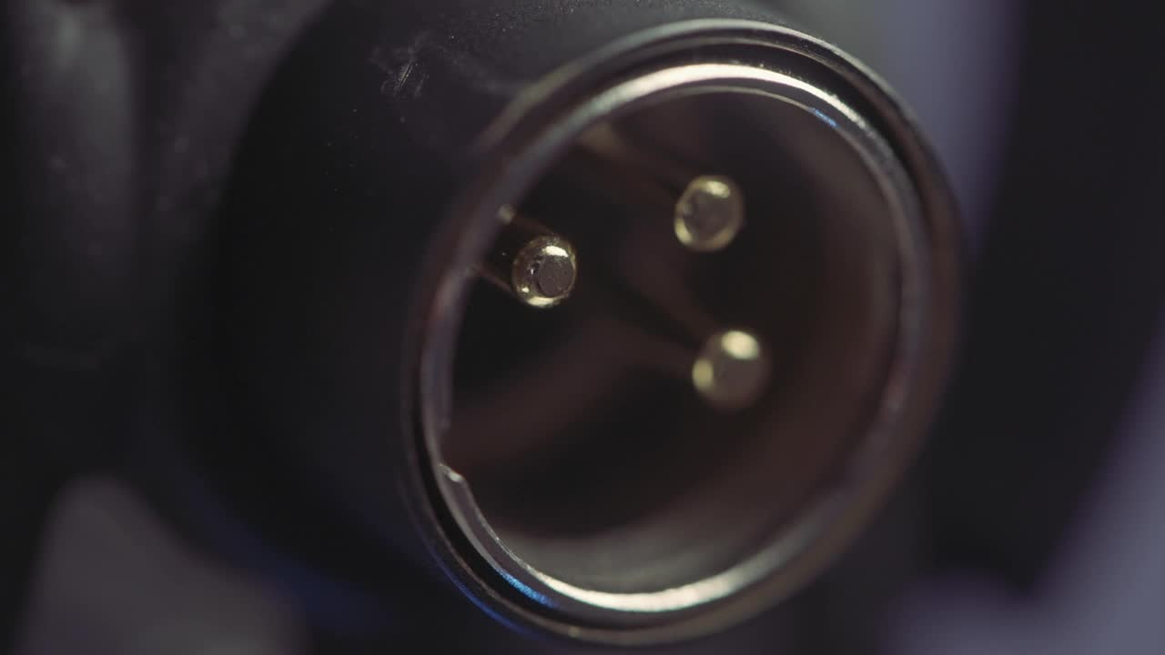 近麦克风trs连接器上模糊的紫色背景。行动。录音室仪器设备的详细资料视频下载
