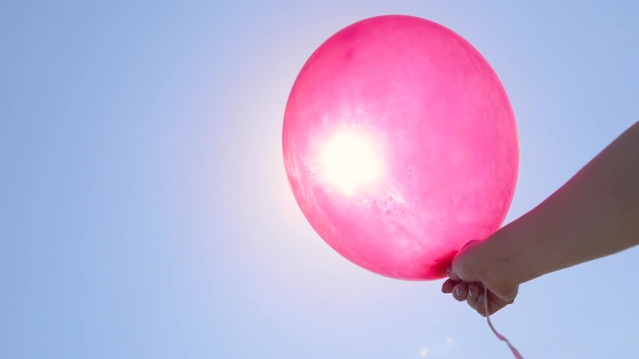 一只气球在蓝天的背景上视频下载