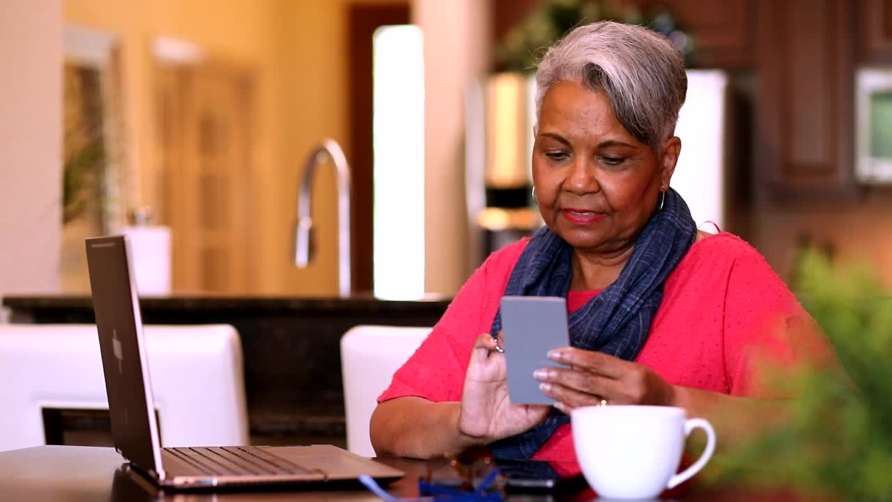 成年女性在家里使用手机和笔记本电脑。视频下载