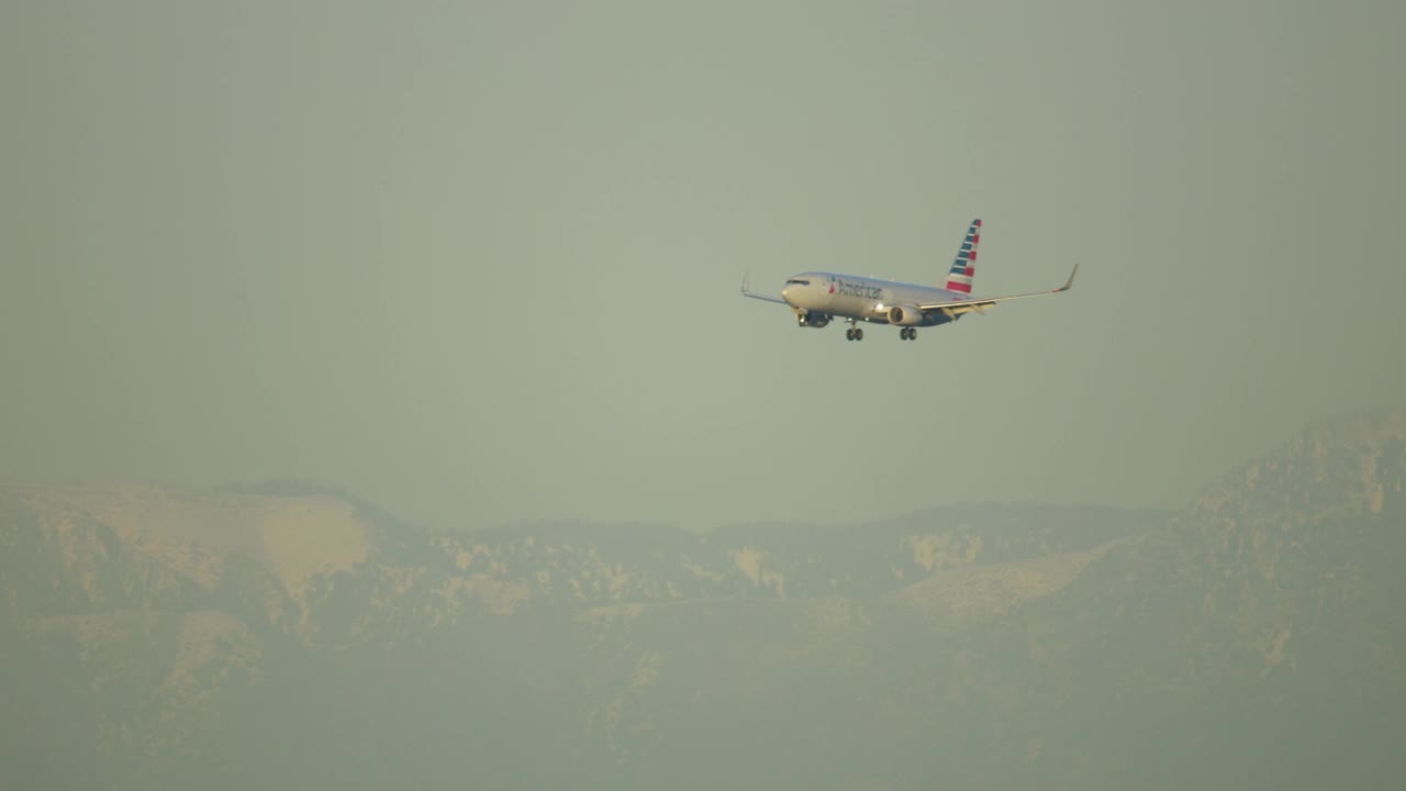航空日落视图飞机通过山脉洛杉矶视频素材