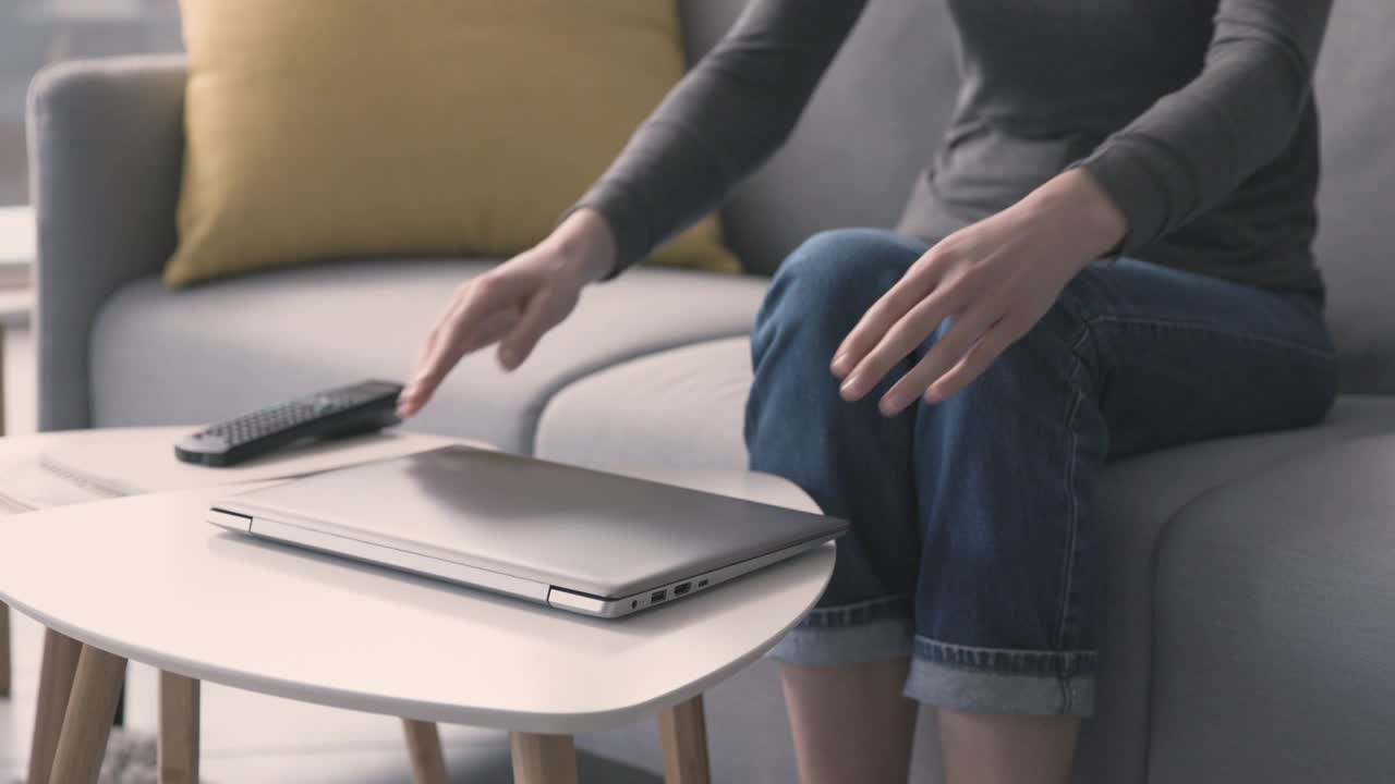 在家用笔记本电脑工作的女性视频下载