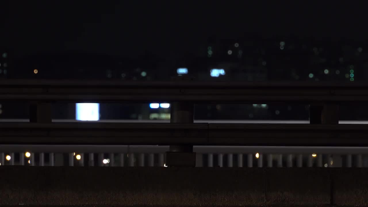 韩国首尔，道路上行驶的车辆夜景视频素材
