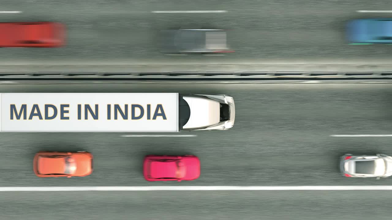 印着“印度制造”的拖车在路上行驶视频下载