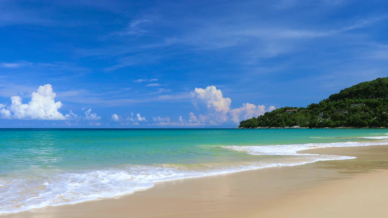 令人惊叹的泰国普吉岛热带海滩，在夏季阳光下的海滩海的观点。视频下载