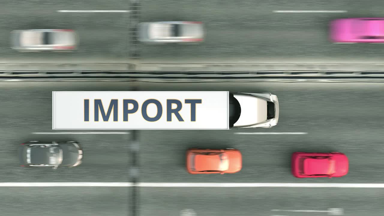 带有IMPORT文本的拖车卡车在高速公路上行驶视频下载