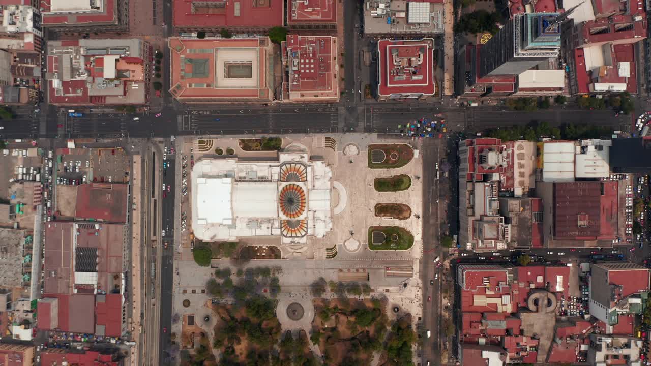 空中鸟瞰市中心的建筑全景。Palacio de Bellas Artes和Torre拉丁美洲。墨西哥城,墨西哥视频下载