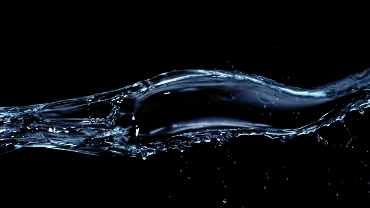 近距離和緩慢的運動，一個清澈的藍色水流流動，碰撞和濺在空氣中的黑色背景視頻素材