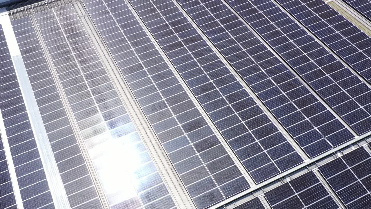 太阳能在工业中节约能源成本视频素材