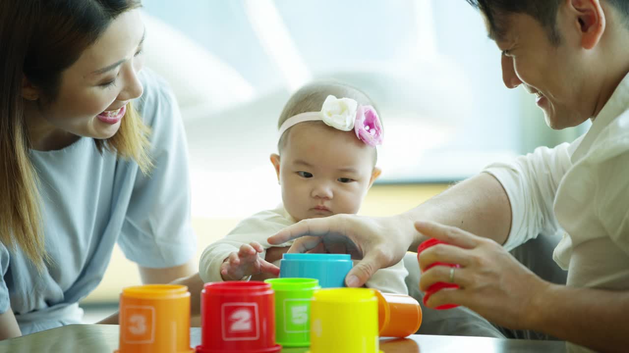 中国父母宝宝好玩的游戏彩色玩具杯视频下载