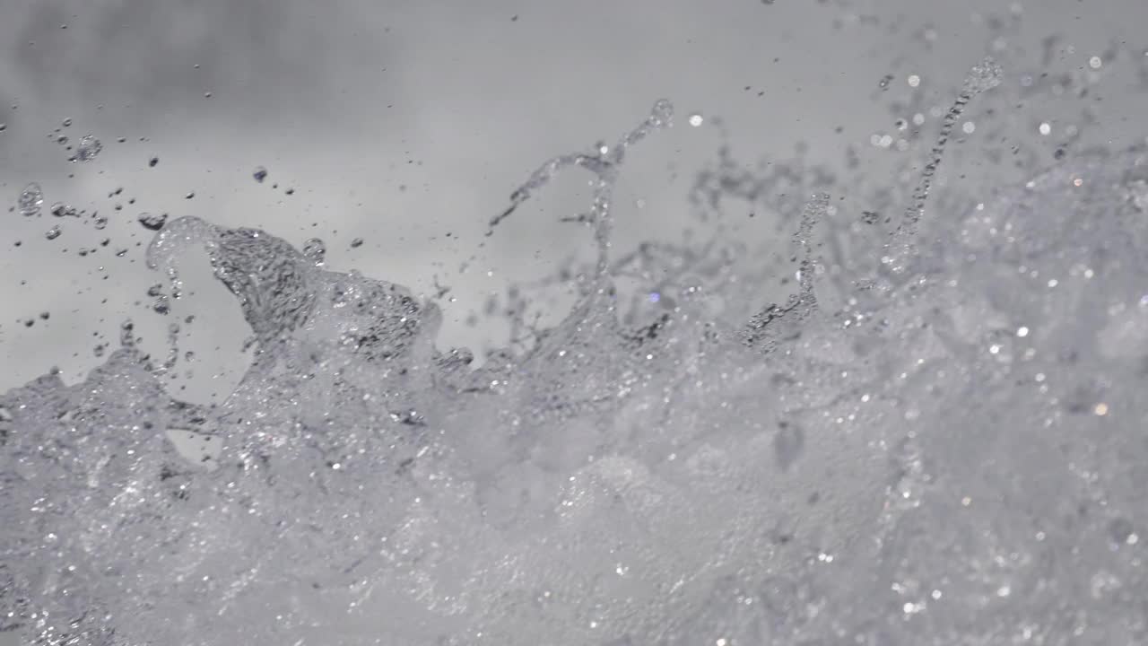 以慢镜头从瀑布中流出的纯净、干净、未受污染的水视频下载