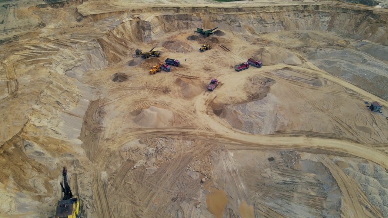露天矿的Arial视图。露天石料颚式破碎机前端装砂机。视频素材