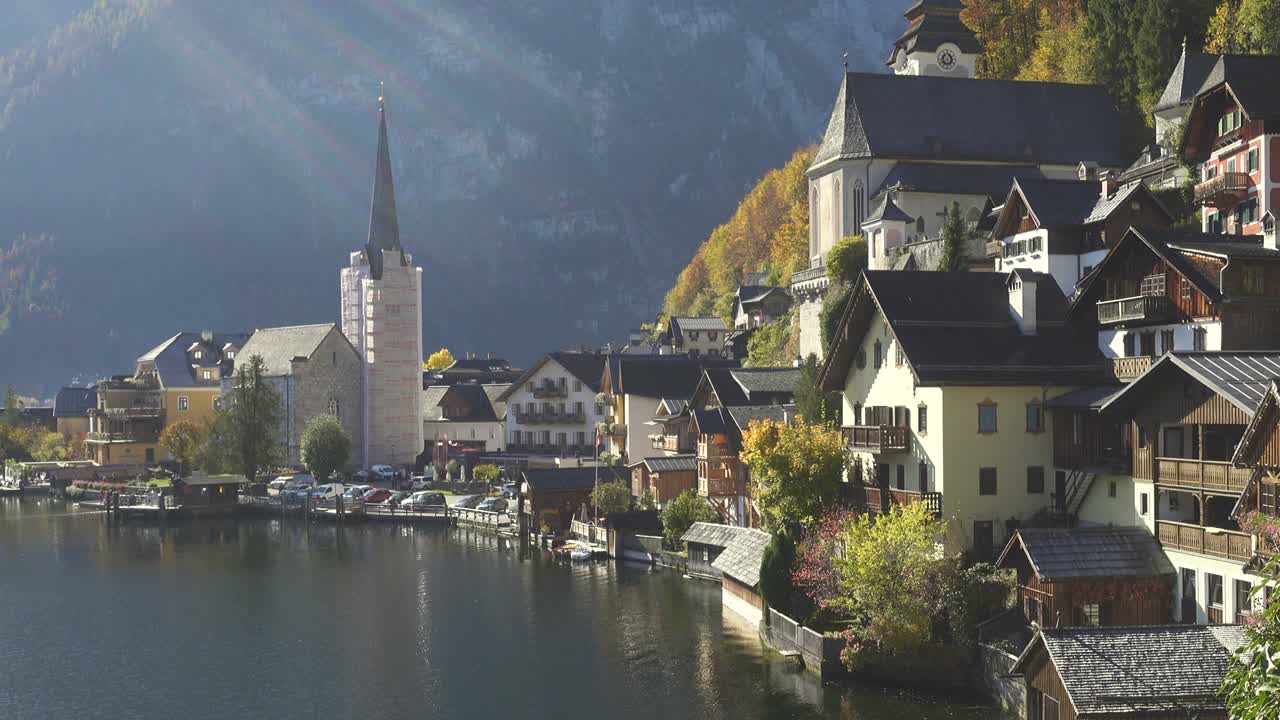 阳光明媚的秋日，奥地利山村哈尔斯塔特的美丽景色视频下载