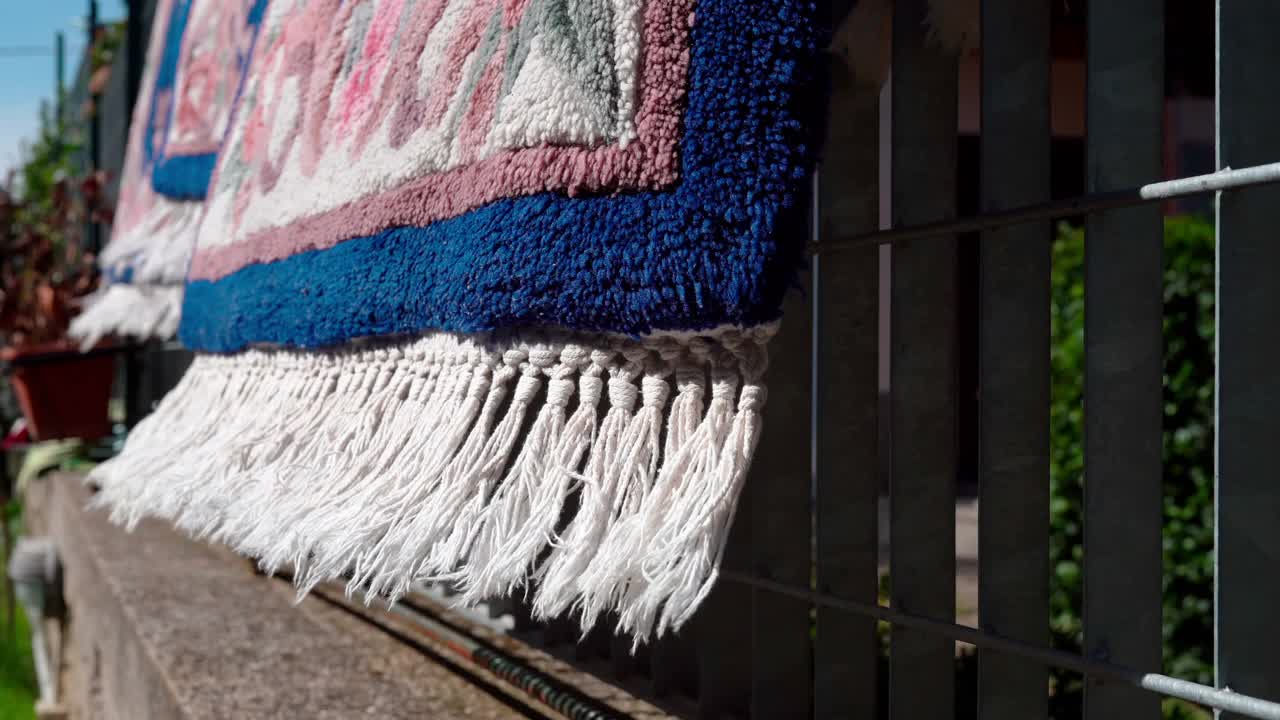 纺织工业理念，制造手工制作的东方民族图案羊毛地毯。传统的仿古地毯装饰，织物上的几何装饰纹理。的手工制作的视频下载