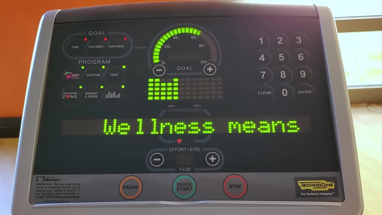 闪烁的跑步机健身设备的数字显示视频下载