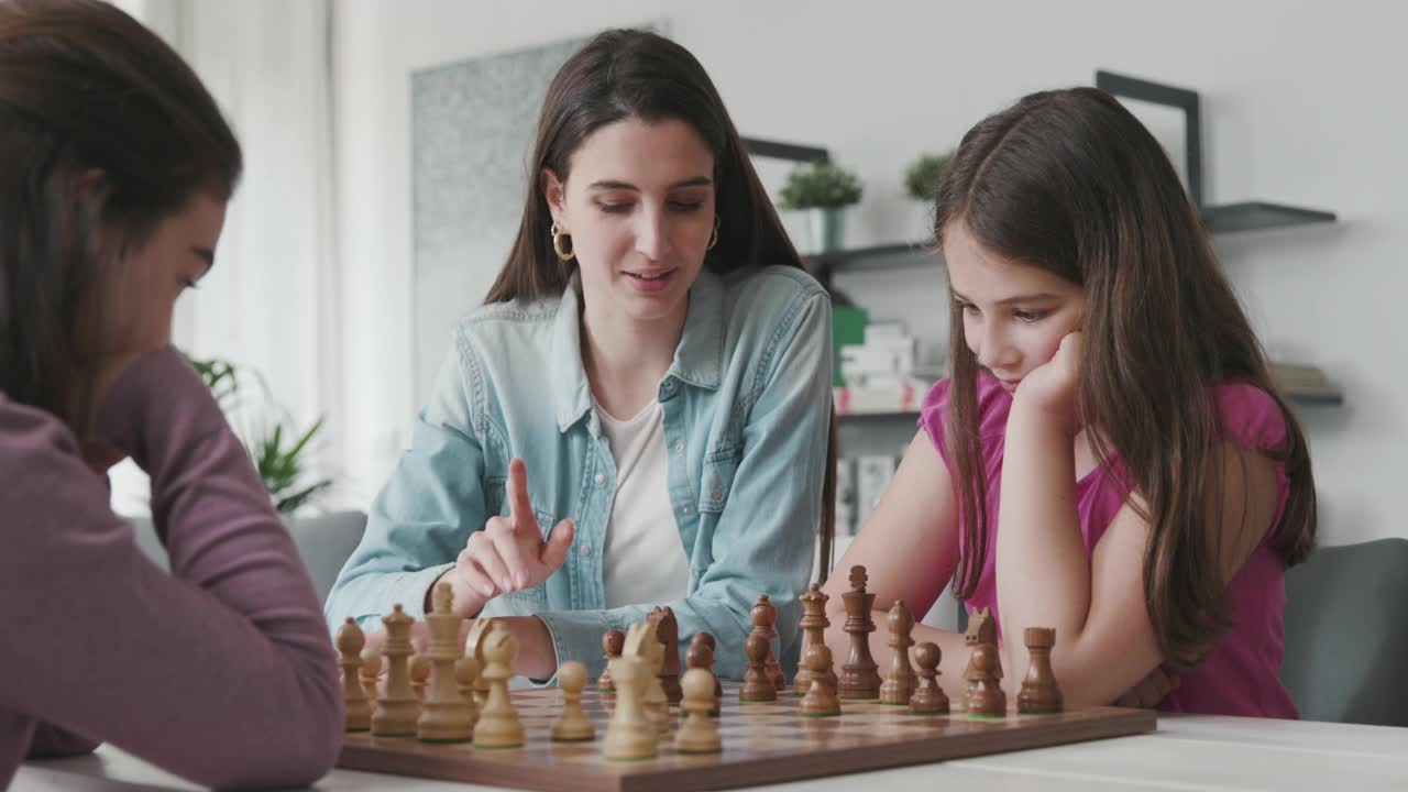 孩子们在家里下棋视频下载