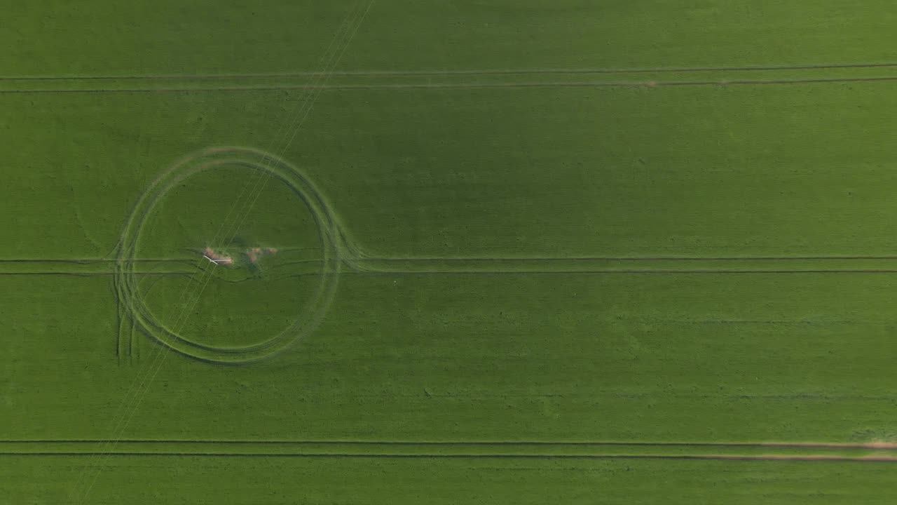 无人机在农田上空飞行，电力线贯穿其中视频下载