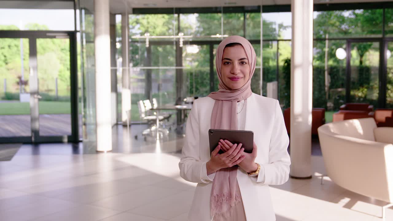 美丽的中东女人戴着头巾，手持电子平板电脑视频素材