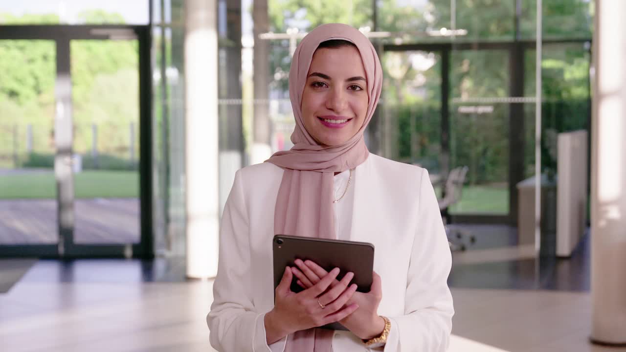 一个戴着头巾的自信的中东女商人的肖像视频素材