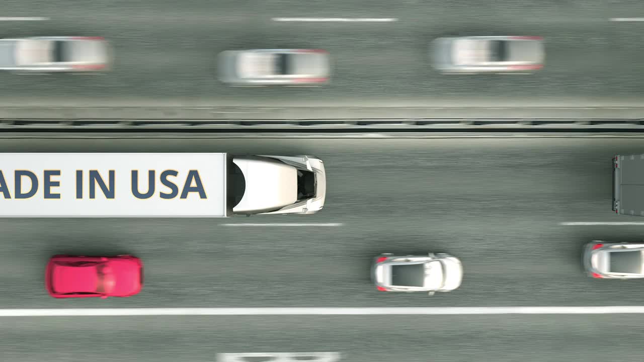 美国制造的拖车在高速公路上行驶视频下载