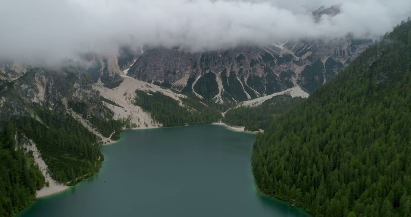 空中向前雄伟的湖在森林中，无人机飞过云- Pragser Wildsee，意大利视频下载