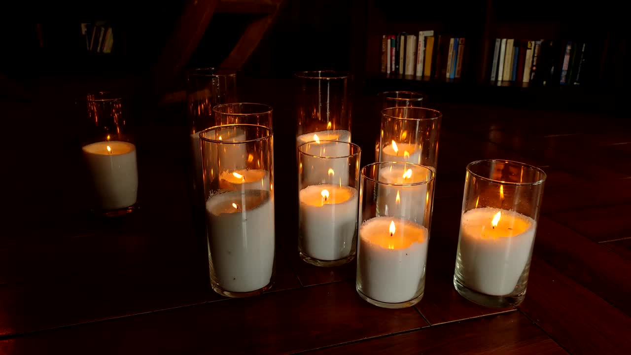 大玻璃花瓶中燃烧的蜡烛的特写。视频下载