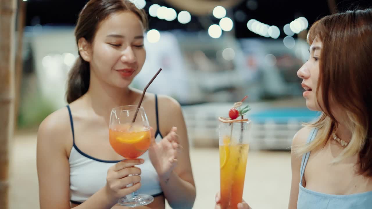 两声友谊的欢呼和享受鸡尾酒会在海滩。视频素材