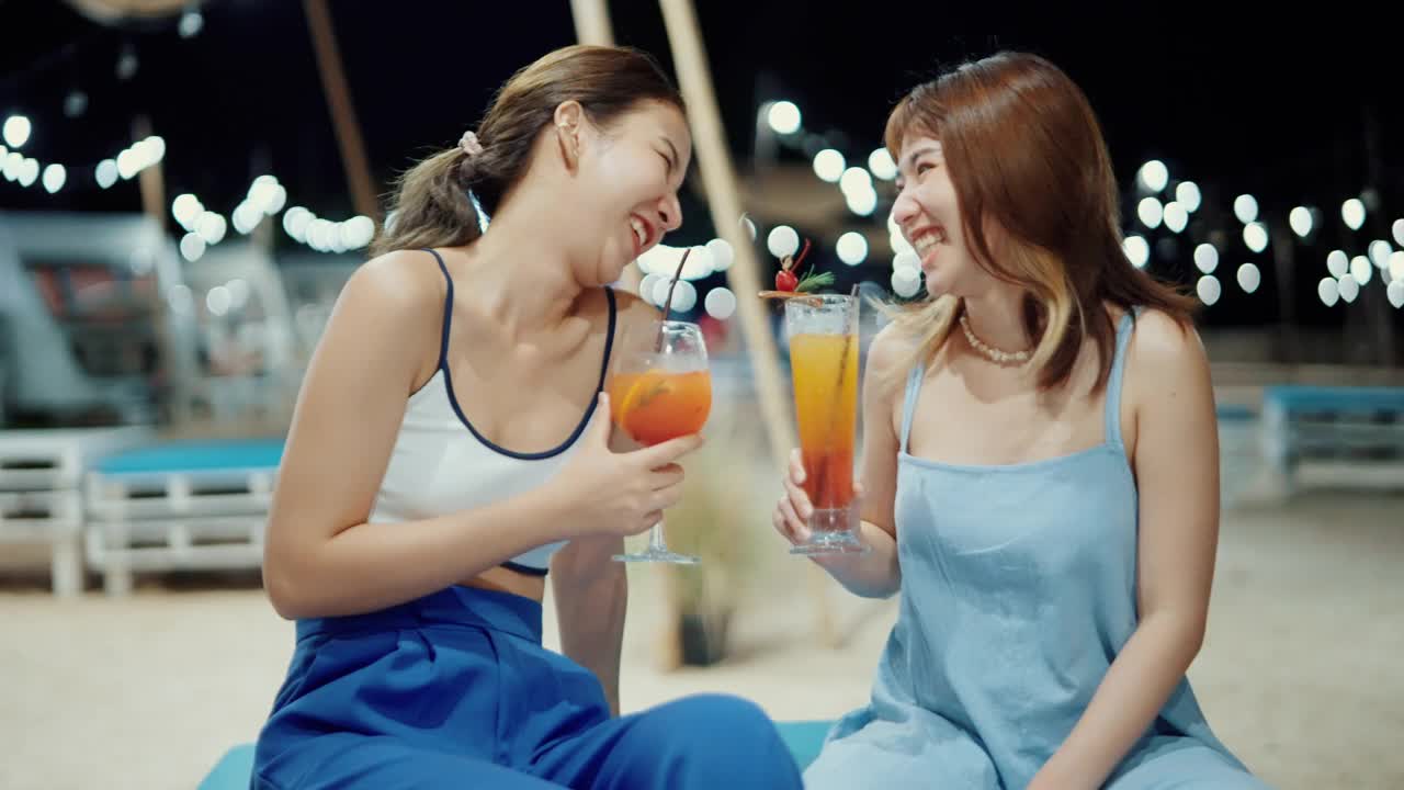 两声友谊的欢呼和享受鸡尾酒会在海滩。视频素材