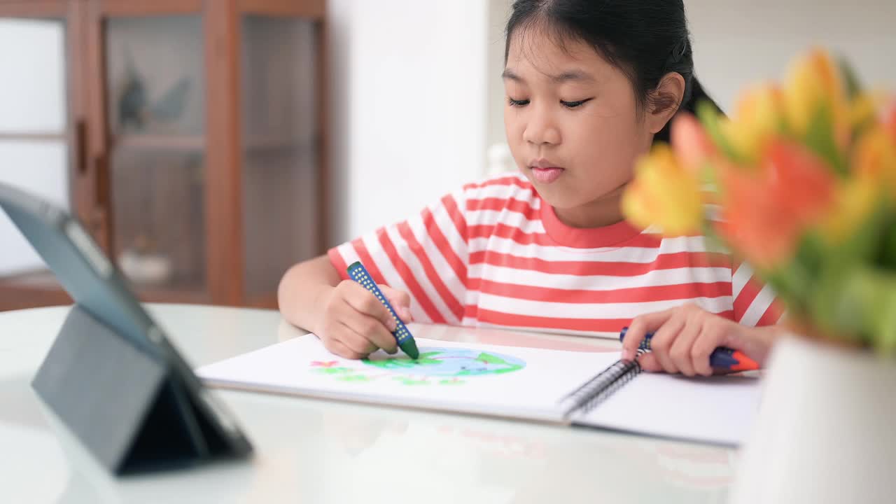 亚洲女孩通过电脑学习在线艺术课视频下载