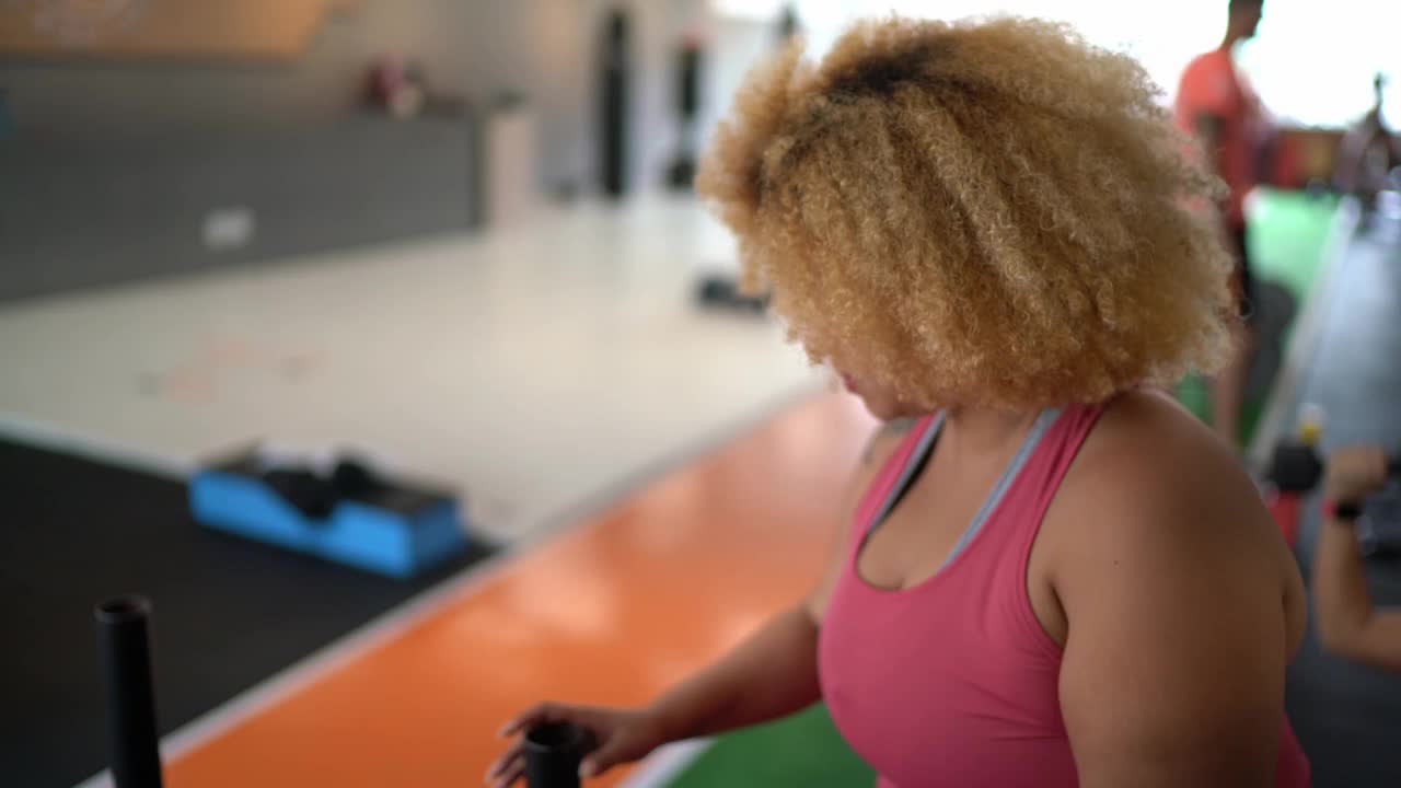 一个在健身房的年轻女人的肖像视频素材