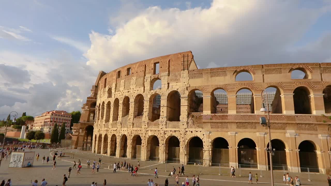罗马竞技场正面，罗马竞技场在夏季天气晴朗。意大利罗马的竞技场视频素材